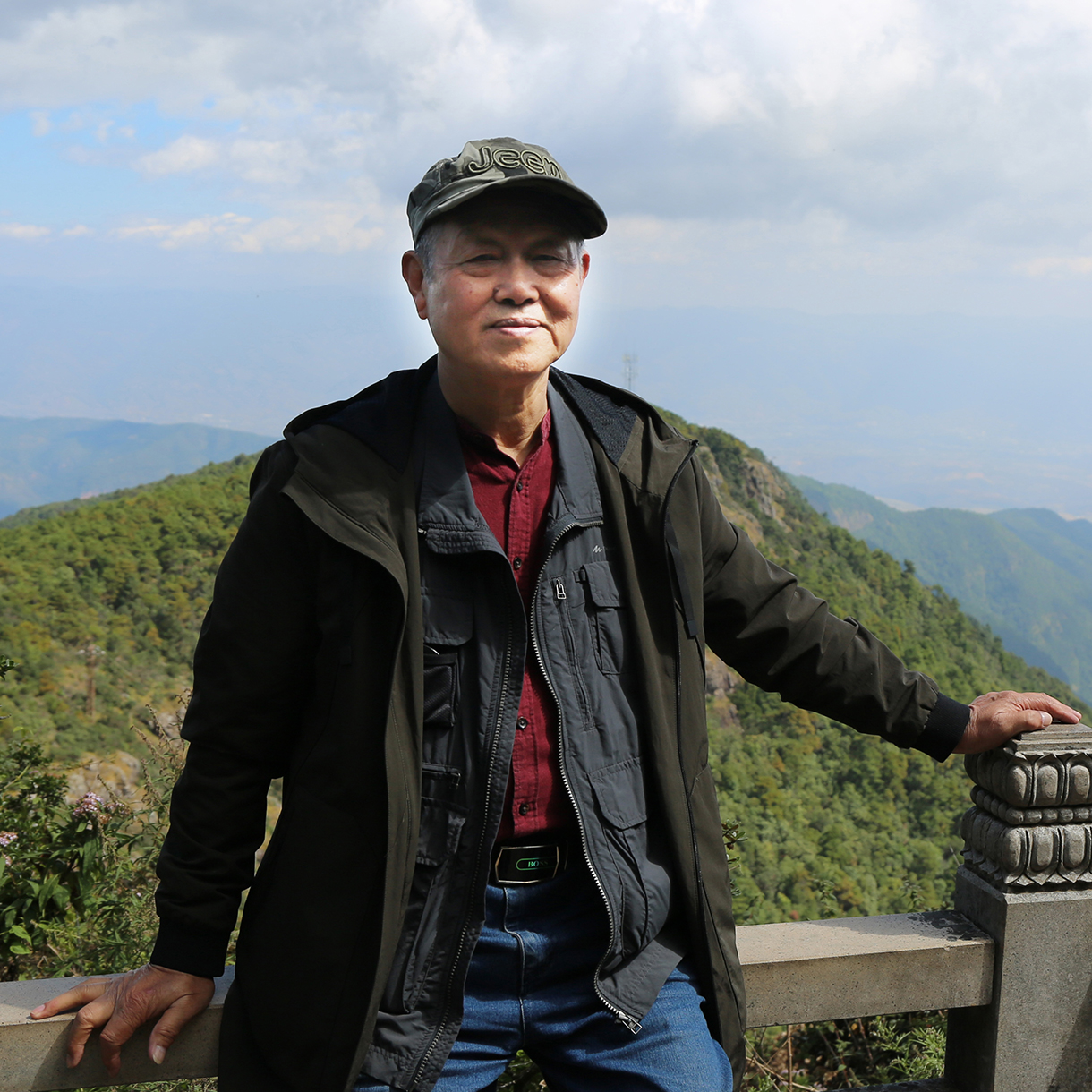 刘观庆在鸡足山顶.jpg
